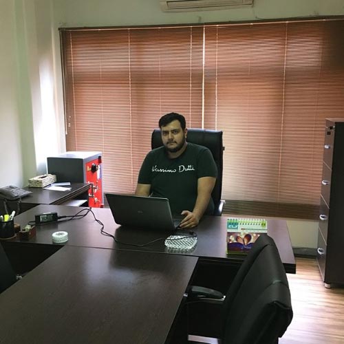 جواد ذوالقدر در روز افتتاح دفتر مستر آموز