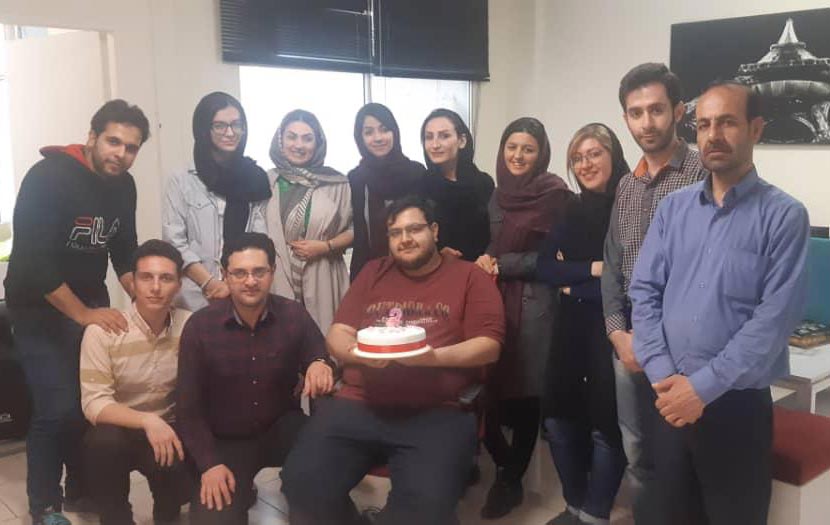 جواد ذوالقدر در کنار اعضا تیم شنبه ، علی شهبازی